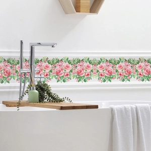 Bordure murale adhésive avec fleurs de roses roses décorant une salle de bain blanche
