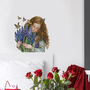 Détail d'un sticker mural fille et lavande montrant le rendu sur un mur de chambre