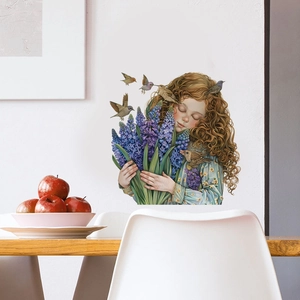 Sticker mural détaillé d'une fille avec lavande et oiseaux pour déco de chambre douce