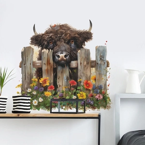 Adesivo murale mucca delle Highlands su staccionata in legno con vivaci fiori di campo