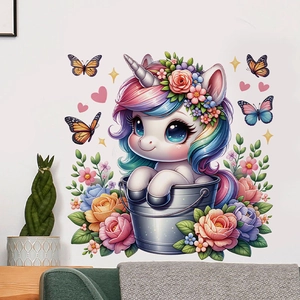 Detail eines Einhorn-Wandtattoos im Eimer an einer weißen Wand im Wohnzimmer