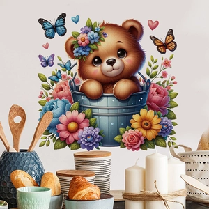 Detail von Cartoon-Bär und Blumen Wandtattoo in einer gemütlichen Küchenumgebung