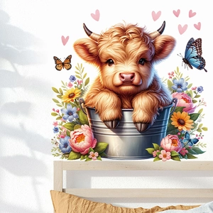 Detail von niedlichem Hochlandrind Wandtattoo mit bunten Blumen und Schmetterling im Metalleimer