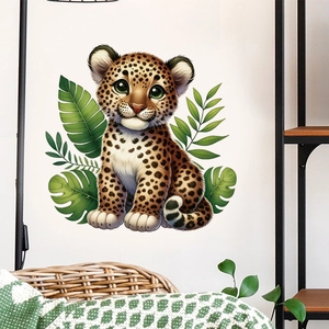Detail eines süßen Leoparden-Wandaufklebers mit grünen Blättern an einer weißen Wand