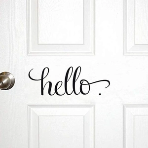 Autocollant noir minimaliste hello sur une porte en bois blanc avec poignée argentée