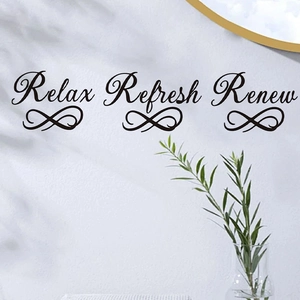 Detail der Relax Refresh Renew Wandtattoo in Schwarz für ein ruhiges Wohnzimmer