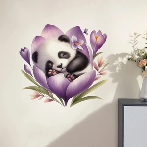 Dettaglio dell'adesivo da parete con panda che dorme tra petali viola sul muro