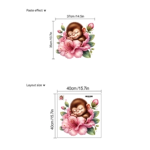 Dettaglio del layout e dimensioni dell'adesivo da parete con scimmia che dorme tra fiori