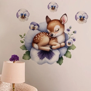 Dettaglio di un adesivo murale con cerbiatto che dorme tra viole del pensiero viola