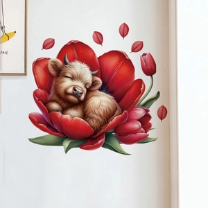 Dettaglio di adesivo murale con una piccola mucca che dorme in un fiore di tulipano