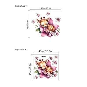 Effetto applicazione e dimensioni dell'adesivo murale giraffa con fiori viola