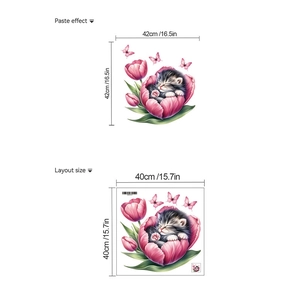 Dettaglio dell'adesivo con gatto e tulipani con layout e misure di 42 cm totali