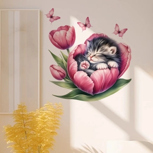 Dettaglio adesivo murale gattino grigio che dorme tra tulipani e farfalle rosa
