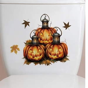 Adesivo zucca di Halloween con lanterne e foglie d'autunno su serbatoio WC bianco