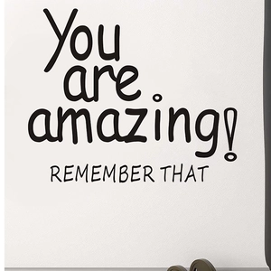 Vue détaillée du sticker mural noir You are amazing! REMEMBER THAT sur mur blanc