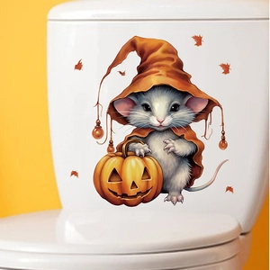 Dettaglio dell'adesivo di Halloween con topo mago e zucca su un serbatoio del WC bianco