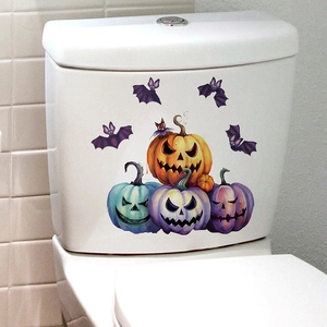 Adesivi per WC di Halloween con quattro zucche colorate e pipistrelli su fondo bianco