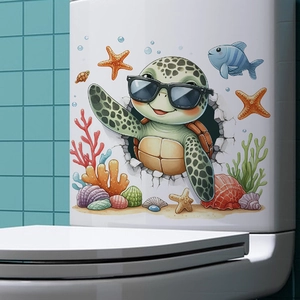 Sticker 3D détaillé de tortue marine appliqué sur un réservoir de WC blanc