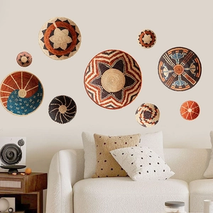 Boho Wanddeko Set mit neun handgefertigten Körben aus Grasgewebe für das Wohnzimmer