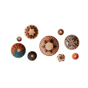 Set mit 9 gewebten Wandtellern aus Seegras mit boho-geometrischen Mustern in Erdtönen