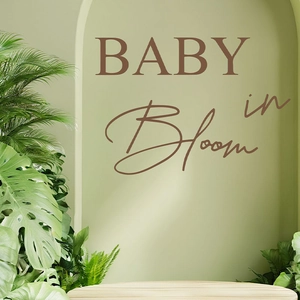 Détail du sticker mural BABY in Bloom avec texte bohème marron sur fond vert sauge