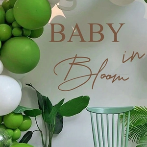 Panneau Baby in Bloom pour baby shower avec arche de ballons verts et blancs