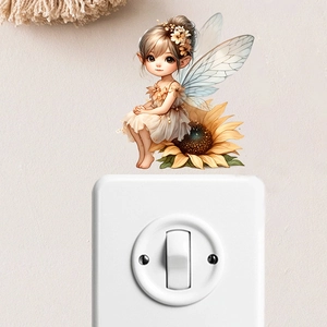 Détail de sticker fée dessin animé avec ailes transparentes sur tournesol sur un mur blanc