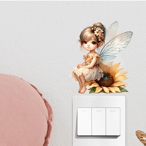 Détail d'un stickers mural fée sur tournesol placé au-dessus d'un interrupteur blanc