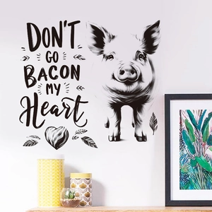 Detailansicht eines Wandstickers mit Schweinemotiv und Don't Go Bacon My Heart Spruch