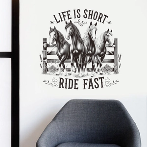 Detail von Vintage-Pferde-Wandtattoo mit Life is Short Ride Fast Text über dem Sofa