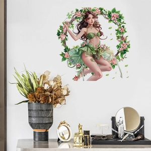 Détail d'un sticker mural fée de la forêt avec fleurs dans un salon moderne