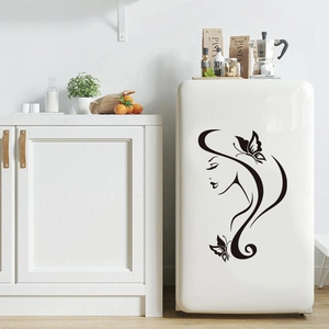 Adesivo murale minimalista con elegante profilo femminile e farfalle su superficie bianca