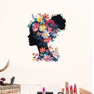 Dettaglio dell'adesivo murale silhouette di ragazza con fiori su parete bianca sobria