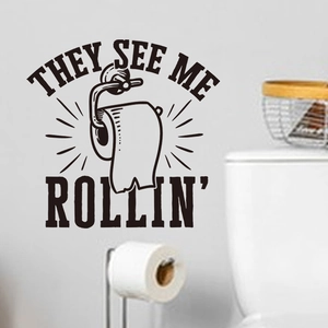 Detailansicht eines schwarzen PVC-Badezimmeraufklebers mit dem humorvollen Text They See Me Rollin