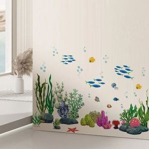 Détail des stickers muraux monde marin avec poissons colorés et coraux sur un mur blanc
