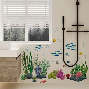 Détail de stickers muraux poissons et coraux colorés sur le mur d'une salle de bain