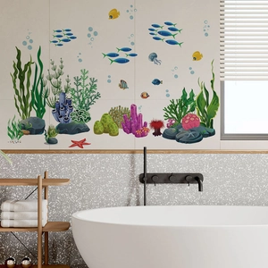 Vue détaillée d'autocollants muraux vie marine colorée sur carrelage de salle de bain