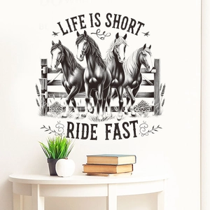 Minimalistische schwarze Wandsticker mit Pferden und Life Is Short Ride Fast Schriftzug