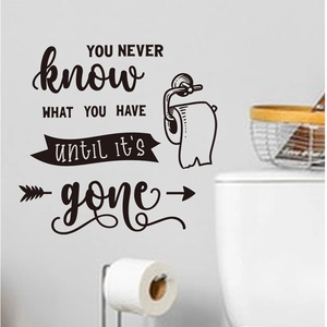 Detail eines Wandtattoos fürs Bad mit lustigem Spruch und handgezeichneter Toilettenrolle