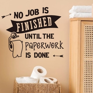 Detail eines matt schwarzen PVC-Badezimmer-Wandstickers mit lustigem Spruch