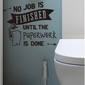 Detail eines humorvollen schwarzen PVC Badezimmer-Wandtattoos mit Spruch und Klopapier-Grafik