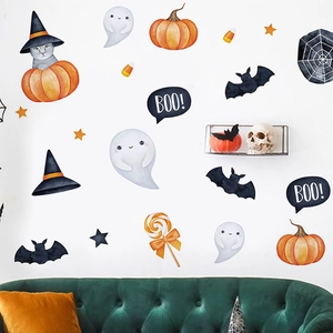 Halloween Wandaufkleber mit Hexenkatze, Kürbis, Geist und Fledermäusen auf weißer Wand