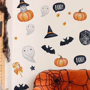 Halloween Wandaufkleber mit Geistern und Kürbissen im Aquarellstil auf weißer Wand