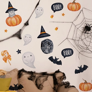 Detailansicht der Halloween Kürbis-Aufkleber mit Geistern und Fledermäusen an der Wand