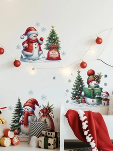 Pegatinas navideñas de acuarela con muñeco de nieve y árbol festivo sobre una pared blanca