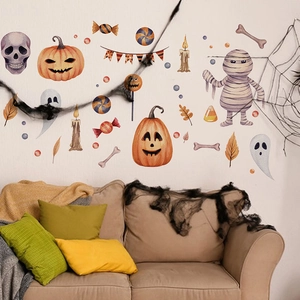 Halloween Wandaufkleber mit Kürbissen und Geistern in einem Wohnzimmer Arrangement