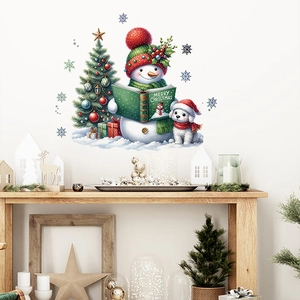 Detalle de pegatinas navideñas con muñeco de nieve, árbol decorado y cachorro en pared blanca