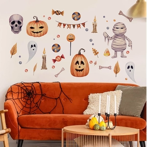 Halloween Wandaufkleber mit Kürbis und Geist Motiven über einem orangefarbenen Sofa