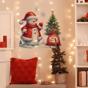 Detalle de vinilos navideños con muñeco de nieve y árbol bajo luces cálidas de hogar