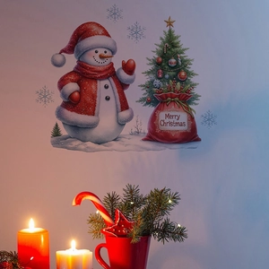 Detalle de pegatinas de pared de árbol de Navidad y muñeco de nieve con adornos